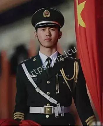 最帅升旗手张自轩